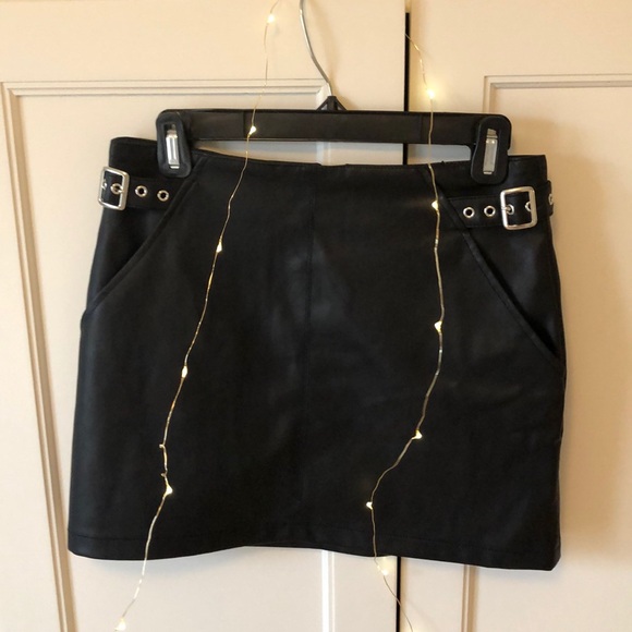NEW FOREVER 21 BLACK SKIRT WITH POCKETS - Picture 4 of 5